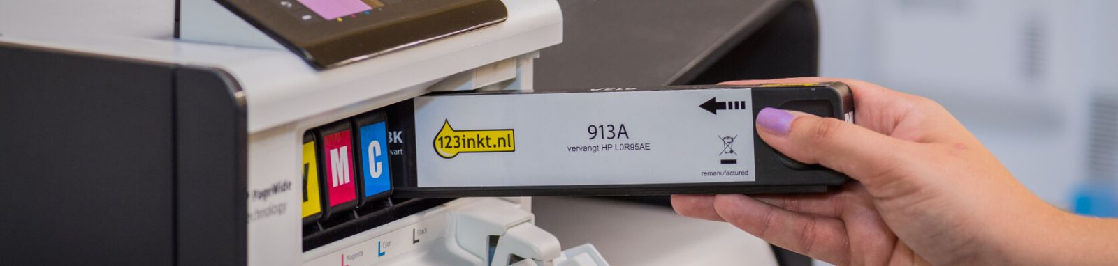 Bläckpatron installeras i skrivare – kompatibel 913A från 123ink.